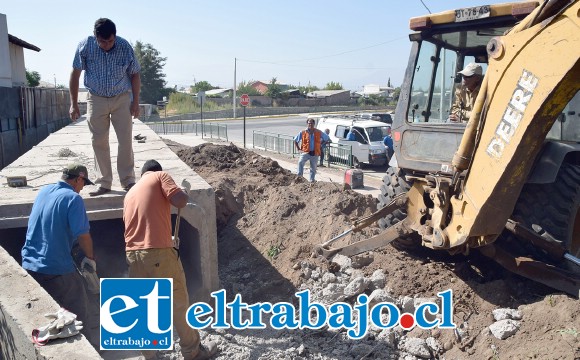 CORRIGIENDO FALLAS.- Desde ayer martes está siendo demolido todo el sistema de sifones sobre Canal El Pueblo, luego que su instalación generara problemas de anegamientos a vecinos y sequía a varios agricultores.