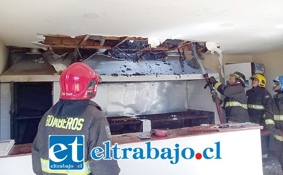 Personal de Bomberos logró reducir las llamas durante la mañana de ayer jueves.