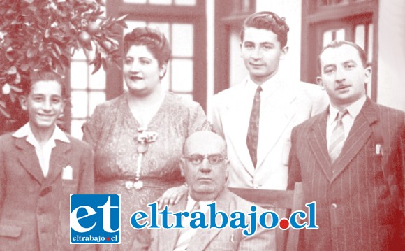 EL FUNDADOR.- Aquí tenemos al fundador de Diario El Trabajo, al centro, sentado, don Elías Juri Jacob, acompañado de su hija Rosa Juri y su yerno Víctor Juri Henríquez, junto a los hijos de ambos, Miguel Ricardo Juri (izquierda) y Víctor Juri.