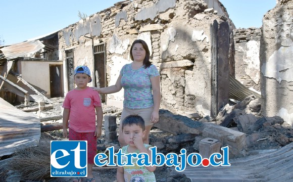 APENAS CON LO PUESTO.- Aquí vemos a doña Jaanelli Sánchez acompañada de sus dos retoños Diego y Benjamín, posando para nuestras cámaras en las ruinas del lugar donde arrendaban. Cuenta Rut: 19.459.515-8.