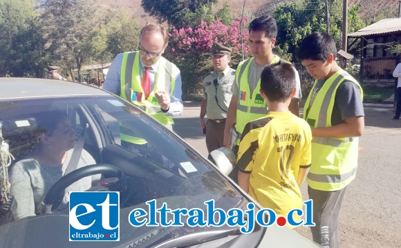 Jóvenes de la Agrupación El Porvenir junto al Seremi de Transportes Gerard Oliger y carabineros, entregando información a los automovilistas en la Ruta E-422.