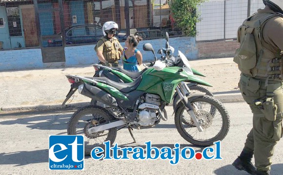 Acá vemos a Carabineros deteniendo a la mujer por su presunta participación en el robo del dinero al voluntario. (Foto @preludioradio.cl)