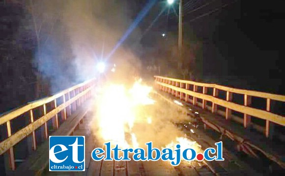 Momento exacto cuando el fuego consumía gran parte del «puente de los clavos de oro».