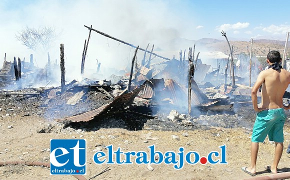 Tal como lo muestra la imagen, el incendio destruyó por completo las viviendas de material ligero.