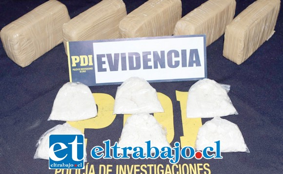 El procedimiento policial fue ejecutado por la PDI de Los Andes, incautando paquetes contenedores de clorhidrato de cocaína y pasta base en el Peaje La Vegas de Llay Llay.