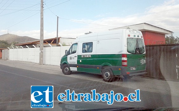 Carabineros frente al taller donde fueron encontrados estos vehículos que mantenían encargo por robo.