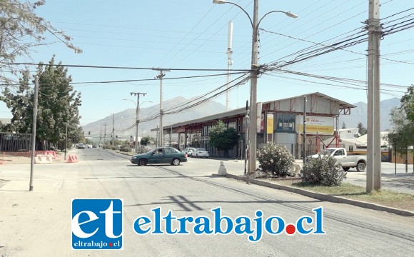 En calle Bernardo Cruz partiría el cambio de sentido de tránsito, ya que en el lugar, en la esquina con Hermanos Carrera, ya se están instalando semáforos.