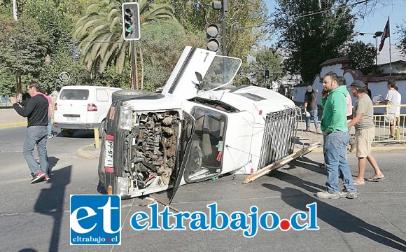 El accidente fue protagonizado por automóvil marca Nissan y una camioneta, ambos de color blanco, cuya primera hipótesis del origen de la colisión es que uno de ellos no habría respetado el semáforo instalado en el lugar.