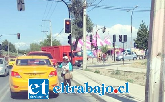 Juana Urrutia Ruíz, en vida, desarrollando su trabajo en la avenida Tocornal. (Foto Facebook Ciudadano Beto Luis Henríquez).