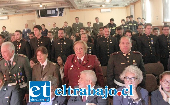 SON 136 AÑOS.- Gran cantidad de bomberos se hicieron presentes en el Teatro Municipal para honrar a su querida Bomba Aconcagua y al Cuerpo de Bomberos de San Felipe.