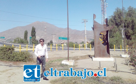 Juan Carlos Monasterio ubicado en la Rotonda Monasterio a la entrada de San Felipe, donde se van a colocar los paneles fotovoltaicos.