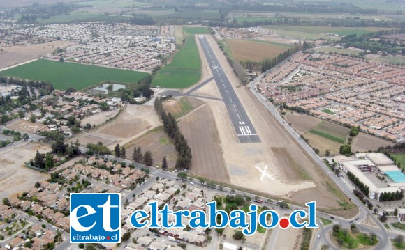 NADA MAL.- Así luce este aeródromo desde las alturas, bien demarcada la pista y menos polvo impidiendo la visibilidad.