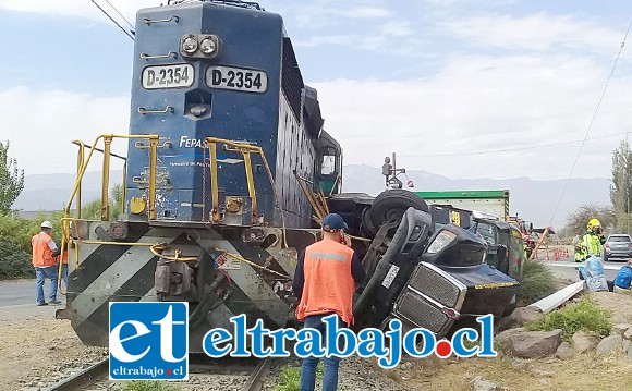 Más que decir que este accidente fue espectacular, lo que merece más nuestra atención es lo milagroso del mismo, pues pese a que el conductor del camión transportista de fruta resultó con heridas, al fin de la jornada nadie murió.