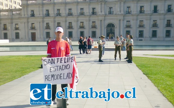 Acá vemos a Vitoko con su lienzo donde pide la remodelación del estadio municipal de San Felipe y el cambio de nombre por Javier Muñoz en las afueras de La Moneda.