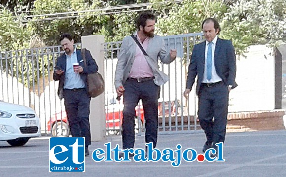 A la izquierda los dueños de Pixel junto a su abogado entrando al patio del tribunal luego de un receso.