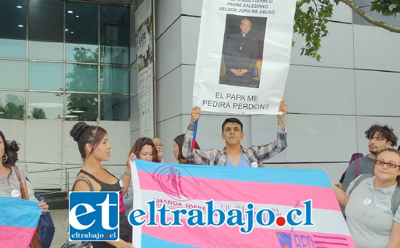 El joven Sebastián denunció con este cartel durante la visita del Papa, el supuesto abuso cometido por el ex cura, hecho que tuvo repercusiones un par de años después.