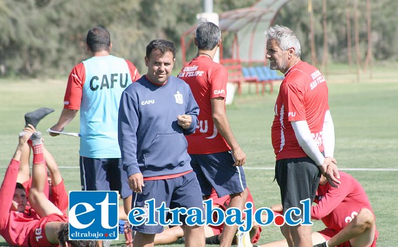 Mauro Peralta dirigiendo una práctica del primer equipo del Uní Uní.