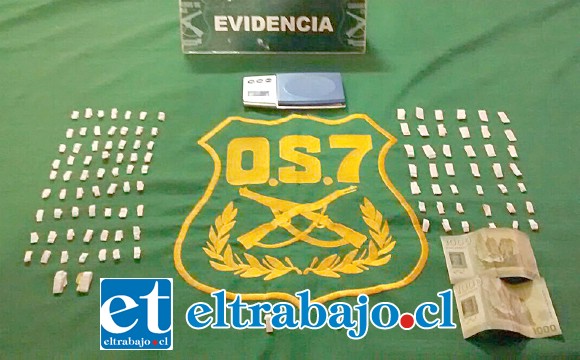 Personal del OS7 de Carabineros incautó papelillos y pasta base de cocaína a granel desde el domicilio del imputado en la población El Algarrobal de San Felipe. (Foto Archivo).