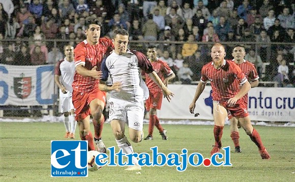 Ante Santa Cruz el Uní Uní mostró escaso fútbol y solo se dedicó a defenderse, pero igual terminó con las manos vacías. (Foto gentileza: José Manuel Vera)