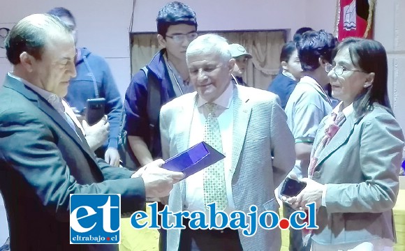 SIEMPRE AGRADECIDOS.- Al final de la actividad la directora del Roberto Humeres, Patricia Pimentel, hizo entrega junto al concejal Dante Rodríguez, de un galvano al legendario deportista.