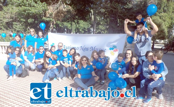 Los padres, profesores y niños celebrando el Día Internacional de la Concienciación del Autismo.