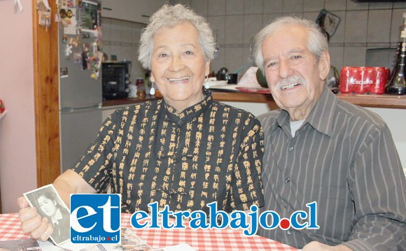 TREMENDA PAREJA.- Ellos son don Luis ‘Pitico’ Díaz, y su digna esposa doña Celia González, sacando removiendo sus recuerdos con estas fotografías.