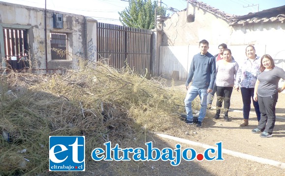 Los vecinos junto a la gran cantidad de maleza que sacaron y esperan sea retirada por la municipalidad de San Felipe.