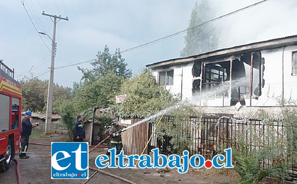 Bomberos debió trabajar rápidamente para combatir el incendio que destruyó por completo la vivienda de dos pisos.