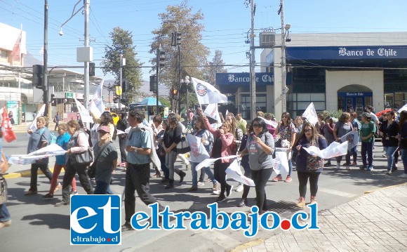 Tras reunirse en el odeón los manifestantes dieron una vuelta alrededor de la plaza de armas para llegar a la plaza cívica donde culminaron con discursos y la participación de un artista local.