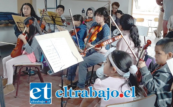 APRENDEN RÁPIDO.- Estos artistas infantiles buscan desarrollar y pulir sus talentos en este proyecto musical, serán las autoridades y empresas particulares las que pueden apoyarlos comprando instrumentos, o donando algunos usados.