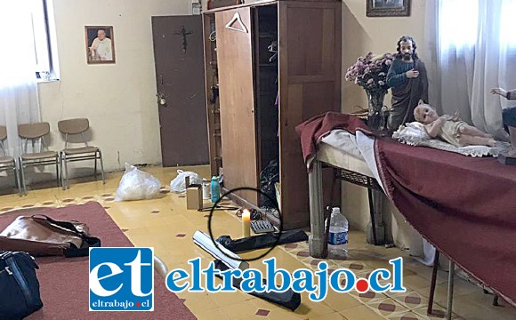 INMINENTE PELIGRO.- Encendido aún vemos el cirio que los delincuentes usaron posiblemente para alumbrarse en su nefasta jornada, afortunadamente no se generó un incendio, lo que habría generado una tragedia sin precedentes.