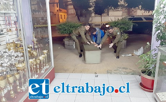 Carabineros ingresando la caja fuerte que los delincuentes sustrajeron desde la joyería.