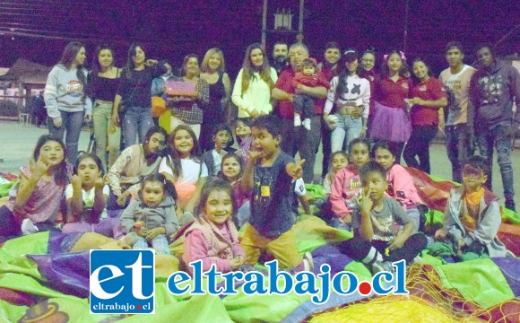 SÍ SE PUEDE.- Estos pequeñitos y sus papitos hicieron posible que se pudieran recaudar más de $300.000 a beneficio de la joven Fernanda.