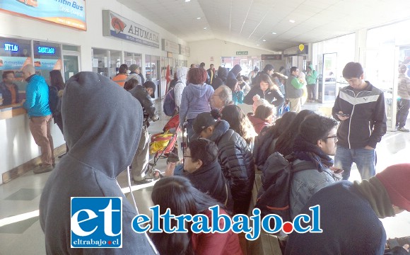 Gran cantidad de personas esperando la pronta llegada de los buses la mañana de este lunes.