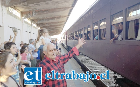 Cientos de llayllaínos dieron una gran bienvenida a cerca de 400 turistas que llegaron en tren al Valle del Aconcagua, tal como lo hacían hace más de 20 años.