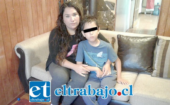 La madre del menor Isis Torres Lazo junto a su hijo Máximo en su casa.