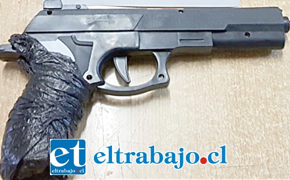 Carabineros incautó esta pistola plástica a balines utilizada para cometer el delito en la comuna de Santa María.