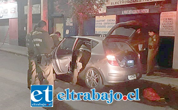 Personal de Carabineros revisa el automóvil empleado por los delincuentes para concretar el robo en las oficinas de la empresa telefónica.