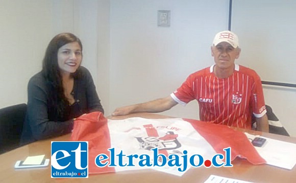 La Seremi del Deporte Quinta región, Ruth Olivera, junto a Víctor ‘Vitoko’ Urbina, sentados a la mesa tratando el tema del estadio municipal de San Felipe.