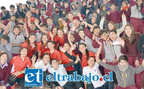 LOCURA POR EL VÓLEY.- Aquí vemos a las chicas voleibolistas del Liceo Cordillera, posando con los niños de la Escuela Guillermo Bañados para las cámaras de Diario El Trabajo.