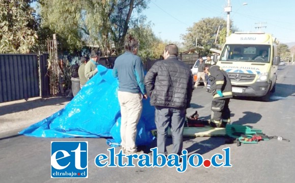 El funcionario de aseo municipal habría sido atropellado por un motociclista que se fugó la mañana de ayer miércoles en calle Principal del sector La Higuera en Santa María. (Fotografía: Emergencia Santa María).