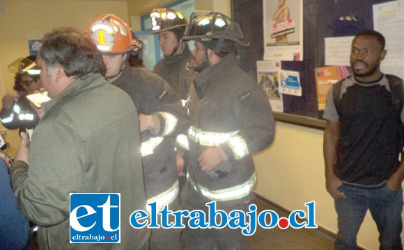 Personal de bomberos logró liberar a los ocho ocupantes del ascensor.