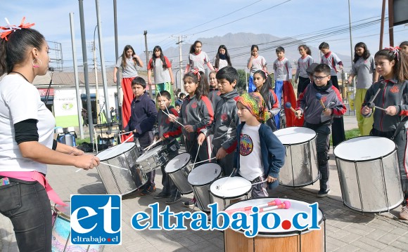 ESTRUENDOSA PRESENTACIÓN.- Tremendo carnaval armaron los niños de la Escuela José Manso de Velasco en la Esquina Colorada al mediodía de ayer jueves.