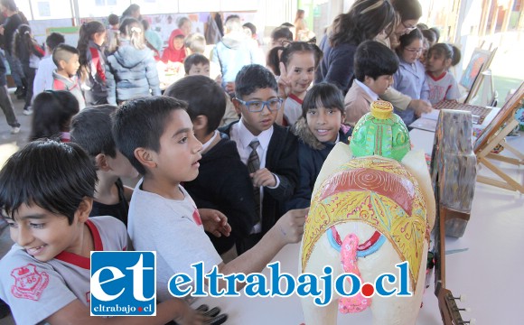 GALERÍA EN LA ESCUELA.- Largas filas de niños se hicieron, curso tras curso tuvo la oportunidad de contemplar estos trabajos artísticos en su escuela.