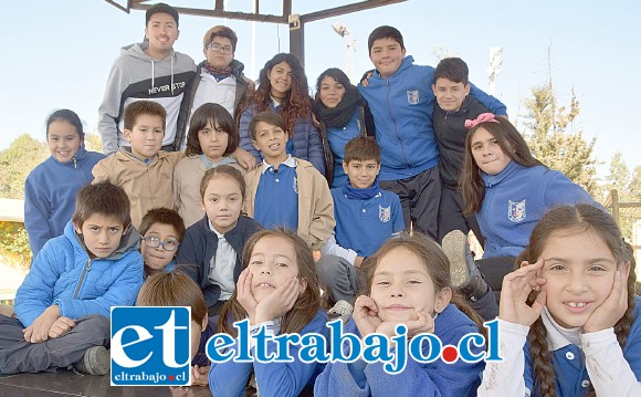 LOS ANFITRIONES.- Aquí tenemos a los actores de la Escuela Artística El Tambo, posando alegremente para las cámaras de Diario El Trabajo.