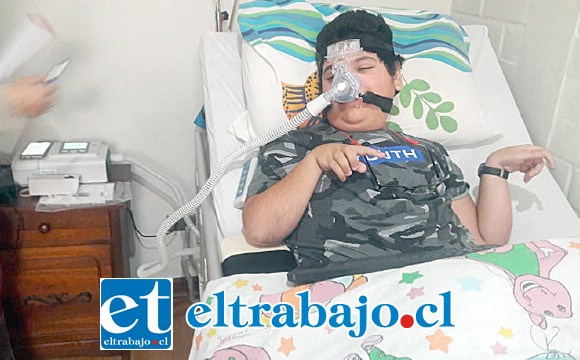 Leonel Irarrázabal Prado junto con su máquina de ventilación BIPAP.