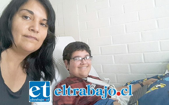 Leonel junto a su madre, Alejandra Prado.