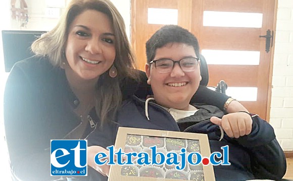 La abogada Marcia Marchant Farías junto a Leonel Irarrázabal Prado, adolescente que necesita el medicamento Spinraza para vivir.