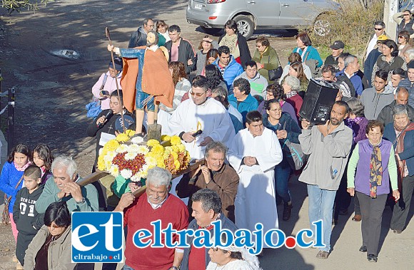 LLEGAN LAS FIESTAS Y LA LLUVIA.- En andas llevarán a San Isidro por las calles de El Asiento, la música y los bailes no faltarán este domingo.