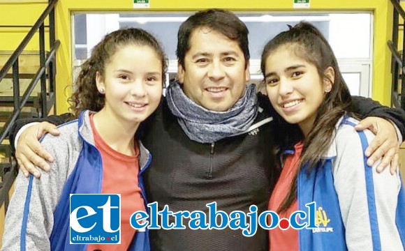 Aquí tenemos a Kena Montoya (Izq.) Javier Navarrete (entrenador) y Javiera Miranda, listos para las pruebas de junio y julio, camino a la Selección Nacional de Balonmano.